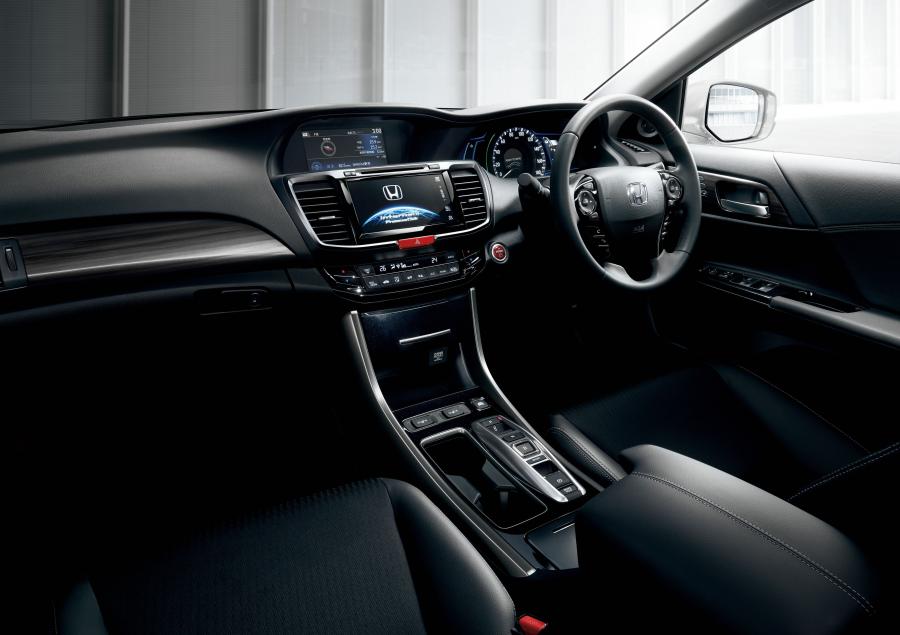 Торпедо Honda Accord Hybrid 2016 года  (JP) (фото 4 из 12)